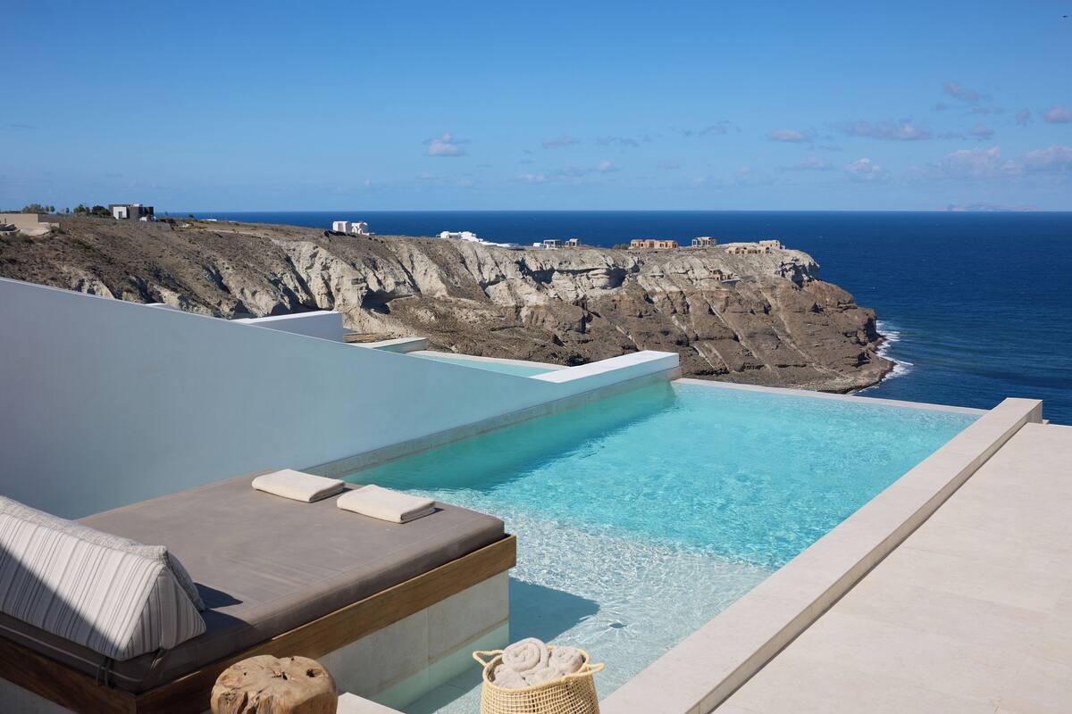 Deluxe Cliffside Suite with Private Infinity Pool & Heated Outdoor Jetted Tub - Caldera View | ลานระเบียง/นอกชาน