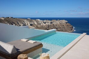 Deluxe Cliffside Suite with Private Infinity Pool & Heated Outdoor Jetted Tub - Caldera View | Terrace/patio - Omna Caldera Suites (Santorini)