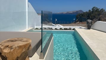 Elegant Suite with Private Infinity Pool & Heated Outdoor Jetted Tub - Caldera View | Premium bedding, down duvets, memory-foam beds, minibar