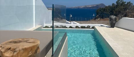 Elegant Suite with Private Infinity Pool & Heated Outdoor Jetted Tub - Caldera View | Premium bedding, down comforters, memory foam beds, minibar