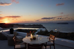 Prestige Suite with Private Infinity Pool & Heated Outdoor Jetted Tub - Caldera View | Terrace/patio - Omna Caldera Suites (Santorini)