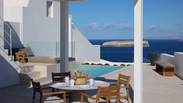 Elegant Suite with Private Infinity Pool & Heated Outdoor Jetted Tub - Caldera View | Terrace/patio