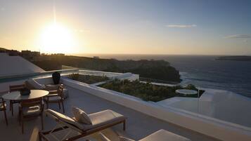Prestige Suite with Private Infinity Pool & Heated Outdoor Jetted Tub - Caldera View | Terrace/patio