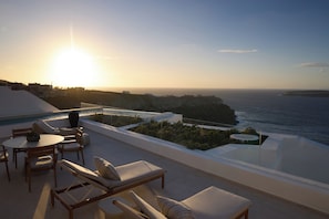 Prestige Suite with Private Infinity Pool & Heated Outdoor Jetted Tub - Caldera View | Terrace/patio