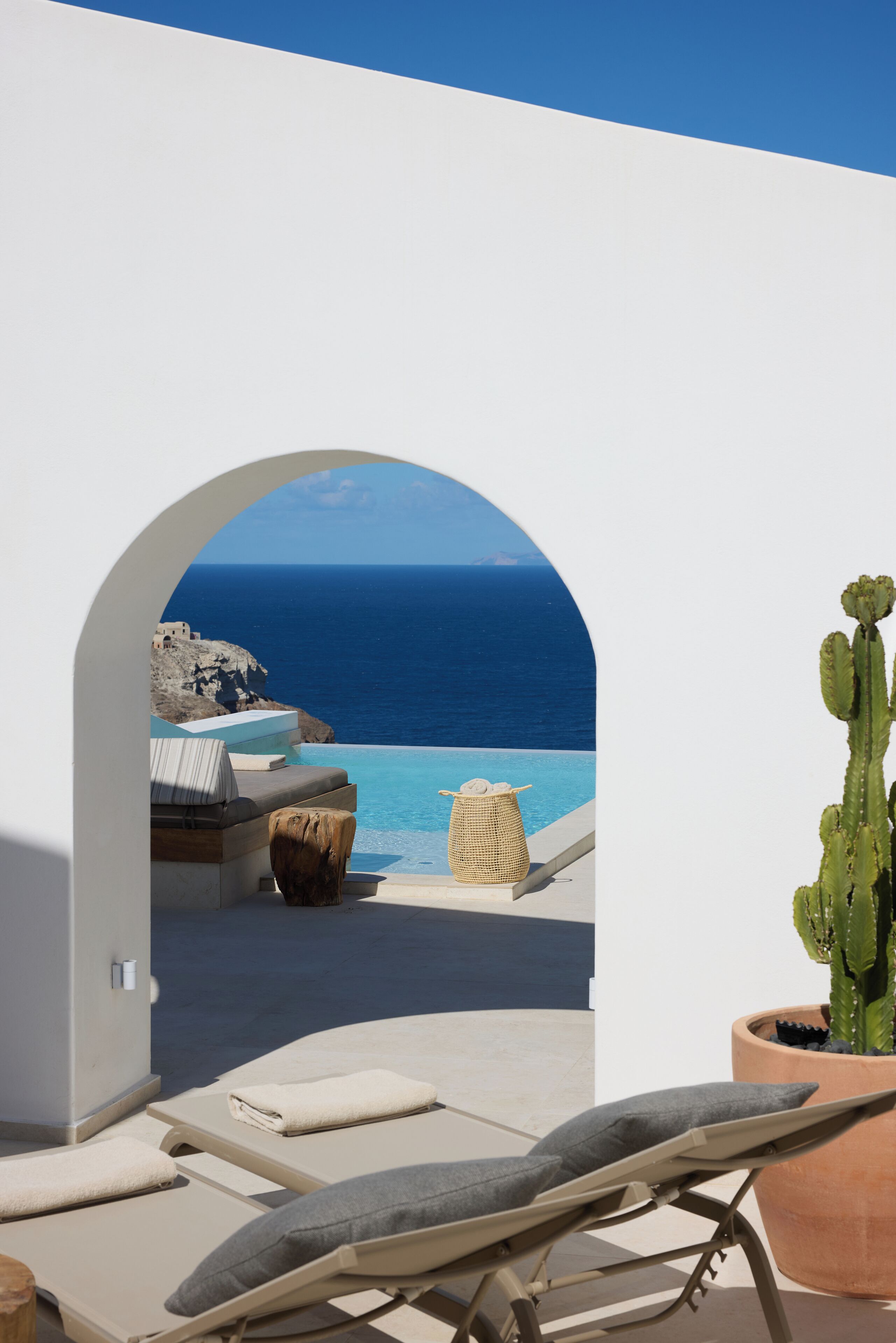 Deluxe Cliffside Suite with Private Infinity Pool & Heated Outdoor Jetted Tub - Caldera View | Terrass/Patio