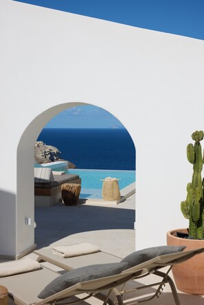 Deluxe Cliffside Suite with Private Infinity Pool & Heated Outdoor Jetted Tub - Caldera View | Terrace/patio - Omna Caldera Suites (Santorini)