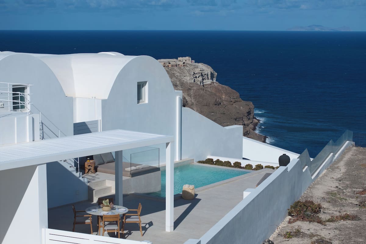 Elegant Suite with Private Infinity Pool & Heated Outdoor Jetted Tub - Caldera View | Terrace/patio