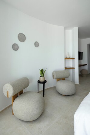 Signature Cliffside Suite with Private Infinity Pool & Outdoor Heated Jetted Tub -Caldera View | Premium bedding, down comforters, memory foam beds, minibar