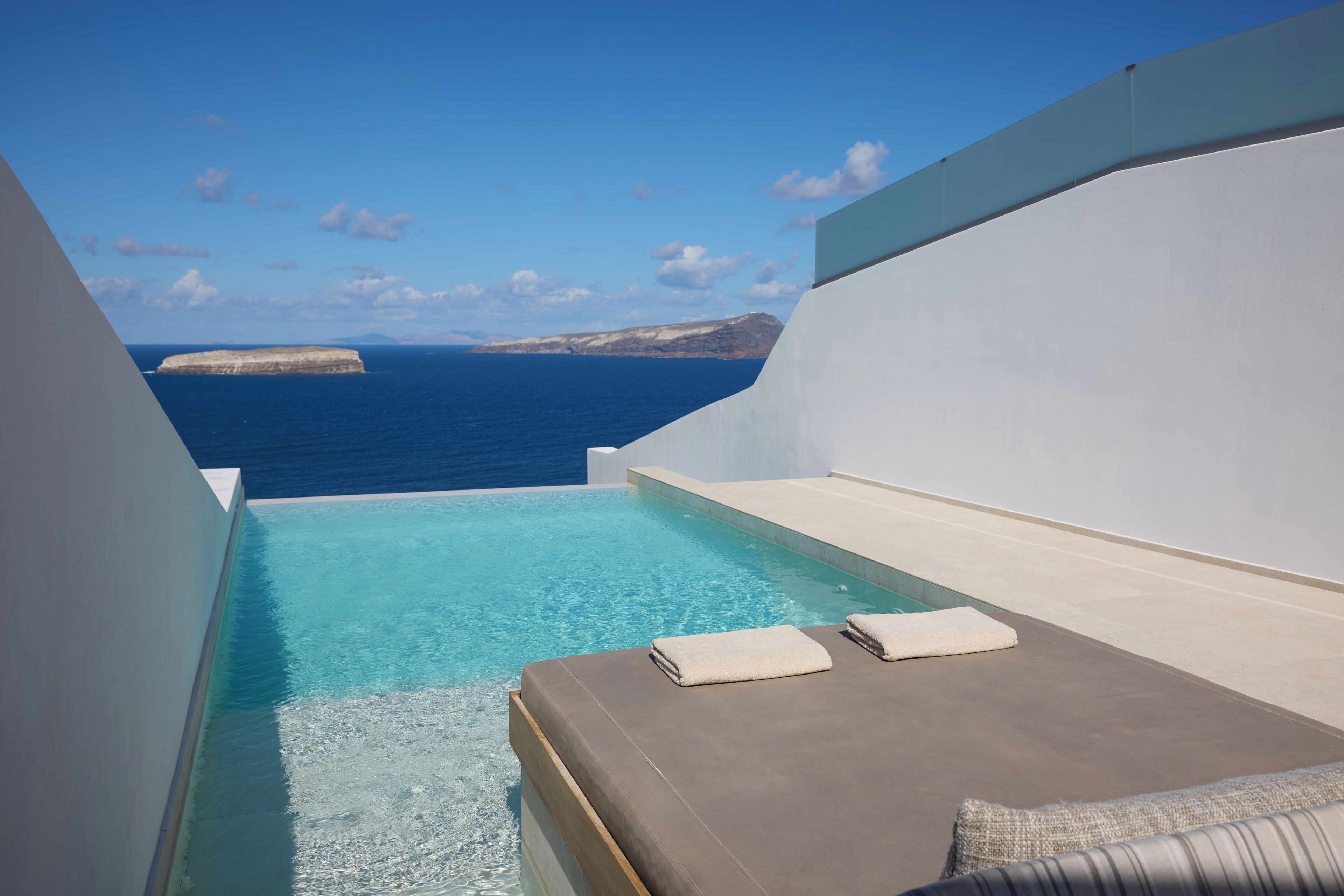 Deluxe Cliffside Suite with Private Infinity Pool & Heated Outdoor Jetted Tub - Caldera View | Terrace/patio