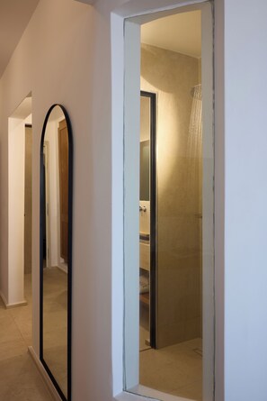 Signature Cliffside Suite with Private Infinity Pool & Outdoor Heated Jetted Tub -Caldera View | Bathroom | Shower, rainfall showerhead, free toiletries, hair dryer - Omna Caldera Suites (Santorini)