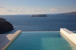 Deluxe Cliffside Suite with Private Infinity Pool & Heated Outdoor Jetted Tub - Caldera View | Terrace/patio - Omna Caldera Suites (Santorini)
