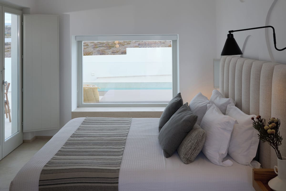 Junior Suite with Private Pool & Heated Outdoor Jetted Tub | Ropa de cama de alta calidad, edredón y camas con efecto memoria