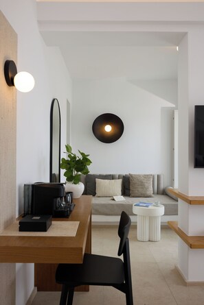 Junior Suite with Private Pool & Heated Outdoor Jetted Tub | Ropa de cama de alta calidad y edredones de plumas