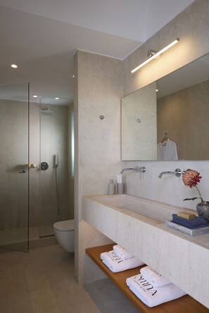 Junior Suite with Private Pool & Heated Outdoor Jetted Tub | Baño | Regadera, regadera tipo lluvia, amenidades de baño gratuitas