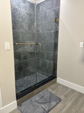 Een douche, een haardroger, handdoeken, zeep