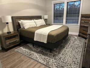 2 habitaciones, escritorio y tabla de planchar con plancha 