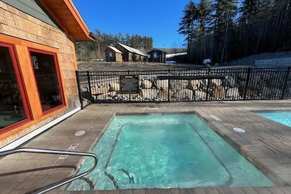 Una piscina al aire libre, una piscina climatizada