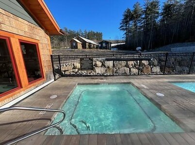 Village sunset ski in/ ski out condo on Cranmore Mountain 