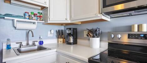 Refrigerador, microondas, horno y parrilla de estufa
