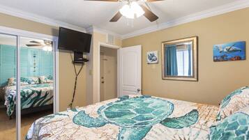 1 soverom, skrivebord, strykejern/-brett og reiseseng for barn