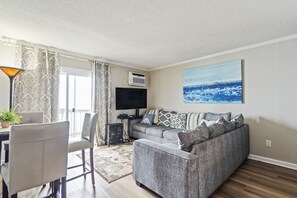 Televisión y chimenea