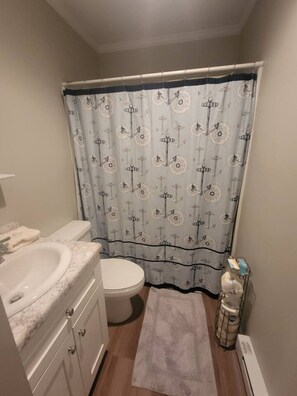 Ein Badezimmer mit Toilette, Waschbecken und Waschtisch.