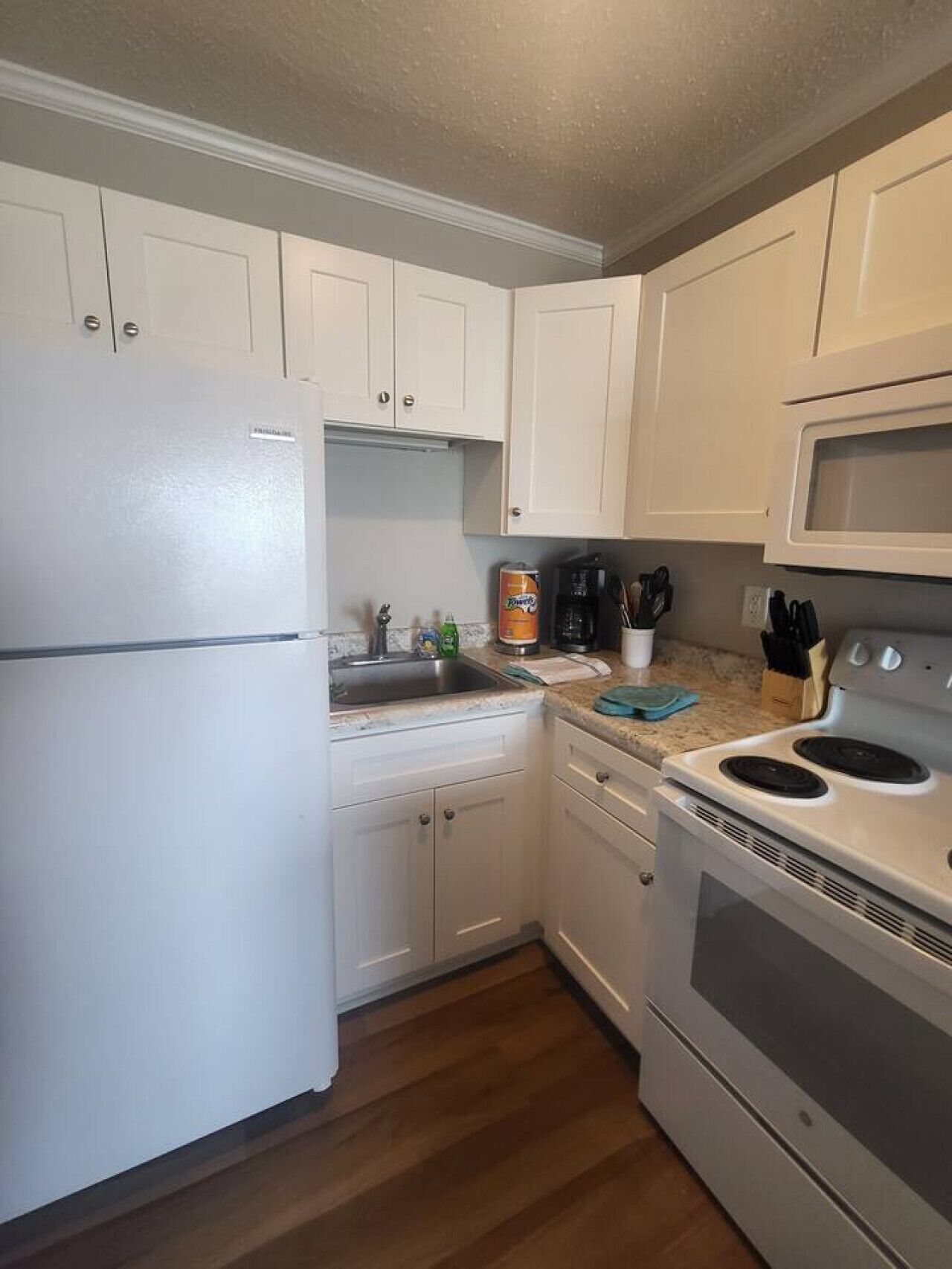 Een koelkast, een microgolfoven, een oven, een kookplaat