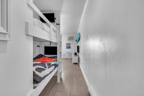 1 dormitorio, escritorio, tabla de planchar con plancha y cuna de viaje