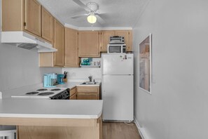 Frigorífico, microondas, horno y placa de cocina