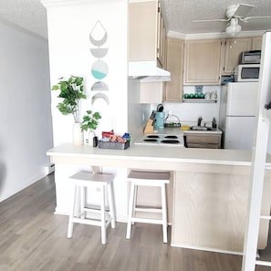 Geladeira, micro-ondas, fogão, cooktop