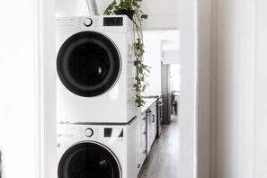 Interior - Cozy Private Home, 10-min From DT, Beach & Parks (San Diego)