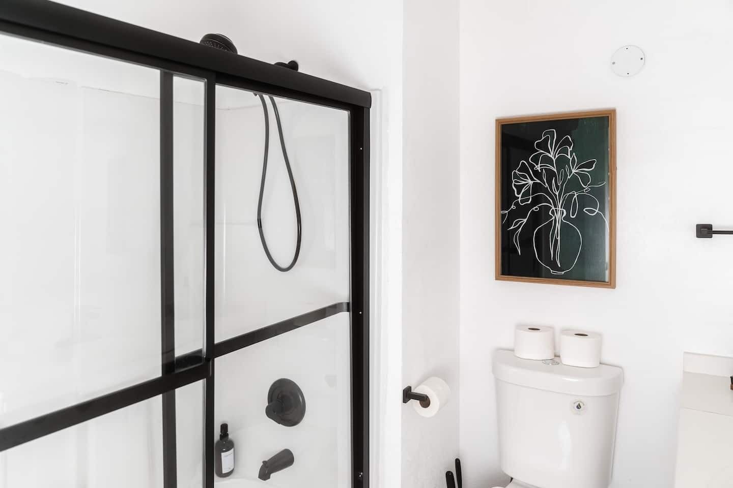 Haartrockner, Handtücher, Seife, Shampoo