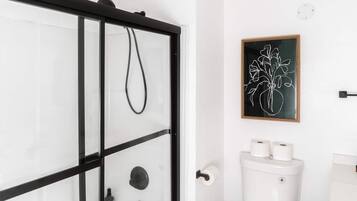 Haartrockner, Handtücher, Seife, Shampoo