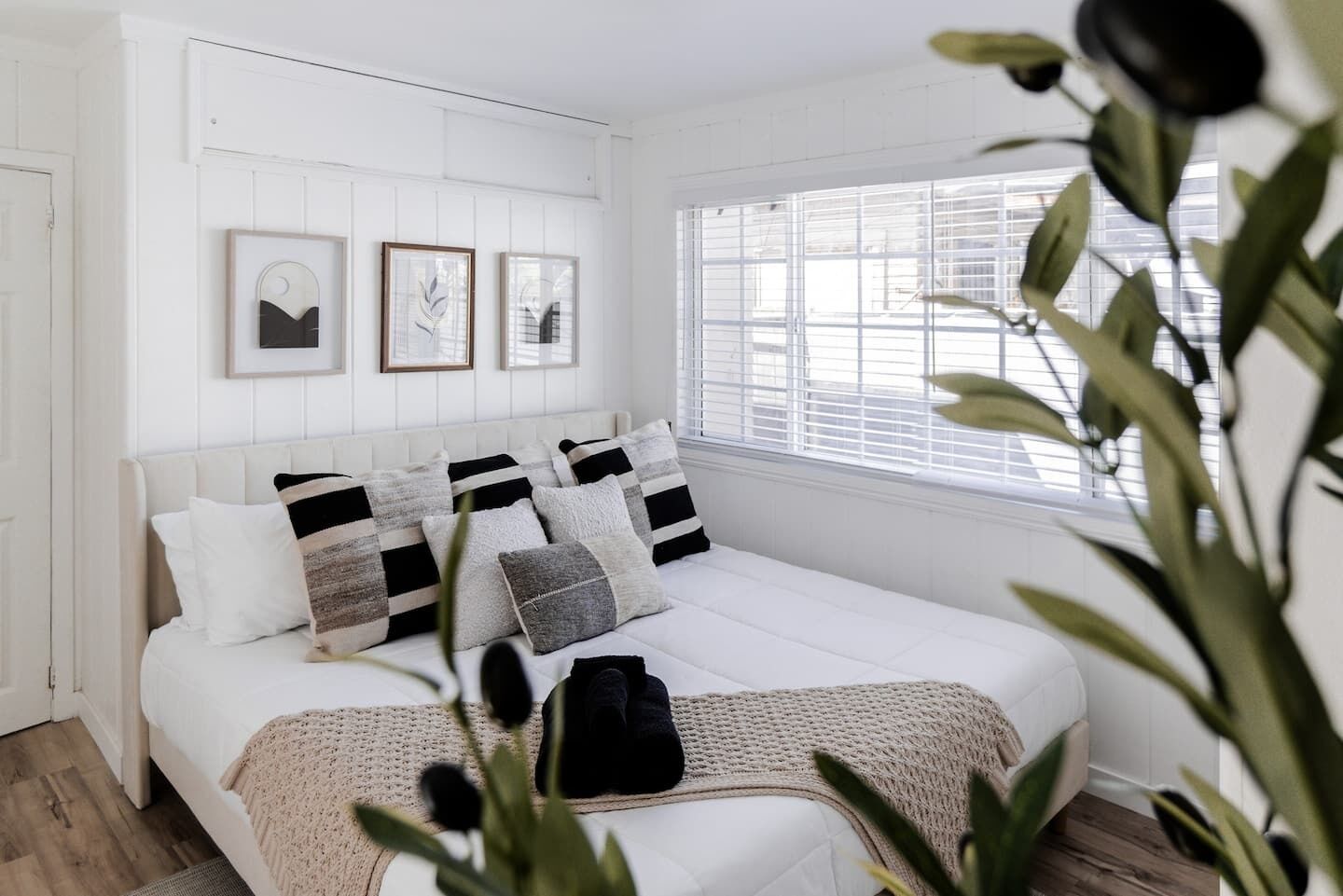 3 habitaciones, tabla de planchar con plancha, wifi y ropa de cama 