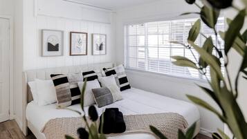 3 habitaciones, tabla de planchar con plancha, wifi y ropa de cama