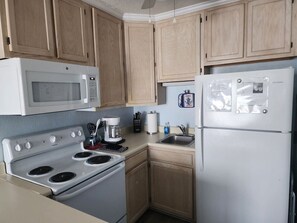 Kjøleskap, mikrobølgeovn, ovn og kokeplater