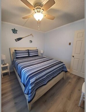 1 habitación, escritorio, tabla de planchar con plancha y cuna de viaje 