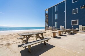 Outdoor dining - Ocean Front Jewel - North Topsail Beach (North Topsail Beach)