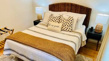 2 sovrum, skrivbord, strykjärn/strykbräda och resesäng