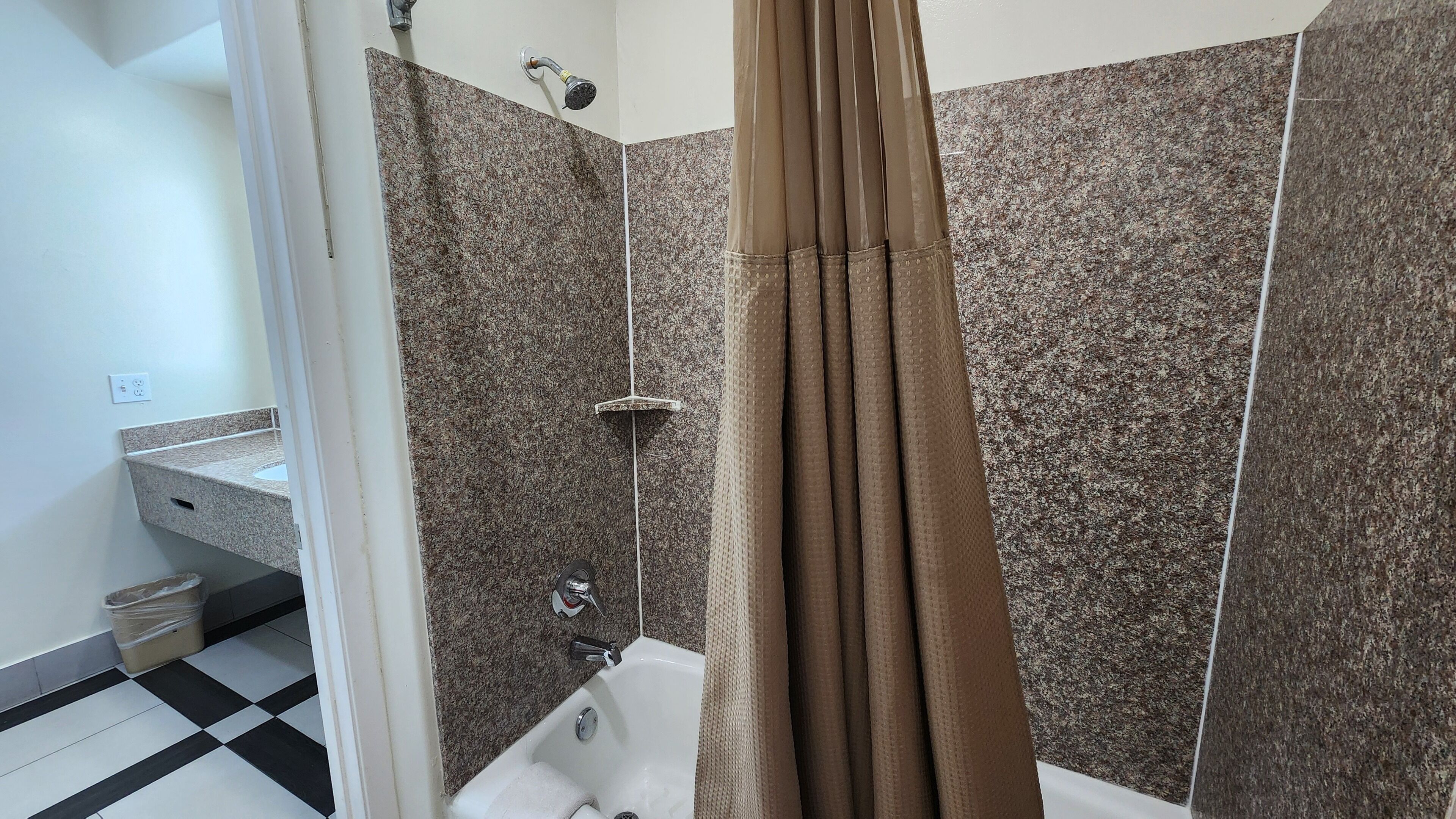Combined shower/bathtub, towels, soap, shampoo