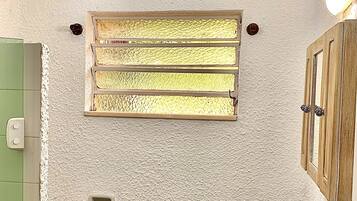 Jabón, papel higiénico