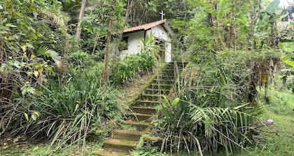 Preciosa casa de montaña con piscina, chimenea y suite con bañera.