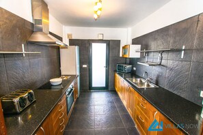 Kühlschrank, Mikrowelle, Ofen, Geschirrspüler