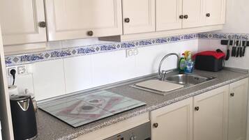 Frigorífico, microondas, horno y tostadora