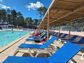 Utomhuspool och uppvärmd pool