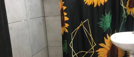 Toallas, jabón, papel de baño