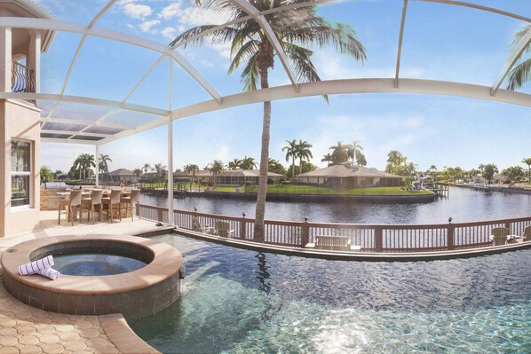 Utomhuspool och uppvärmd pool