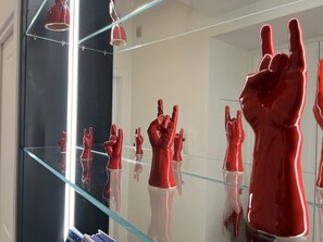 Un expositor de vidrio con esculturas rojas.
