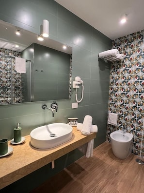 Family Studio Suite | Bathroom | Shower, rainfall showerhead, free toiletries, hair dryer