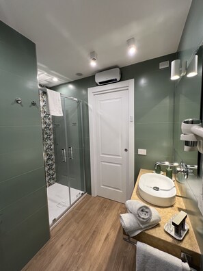Family Studio Suite | Bathroom | Shower, rainfall showerhead, free toiletries, hair dryer - CASA IMPERATORE (Naples)